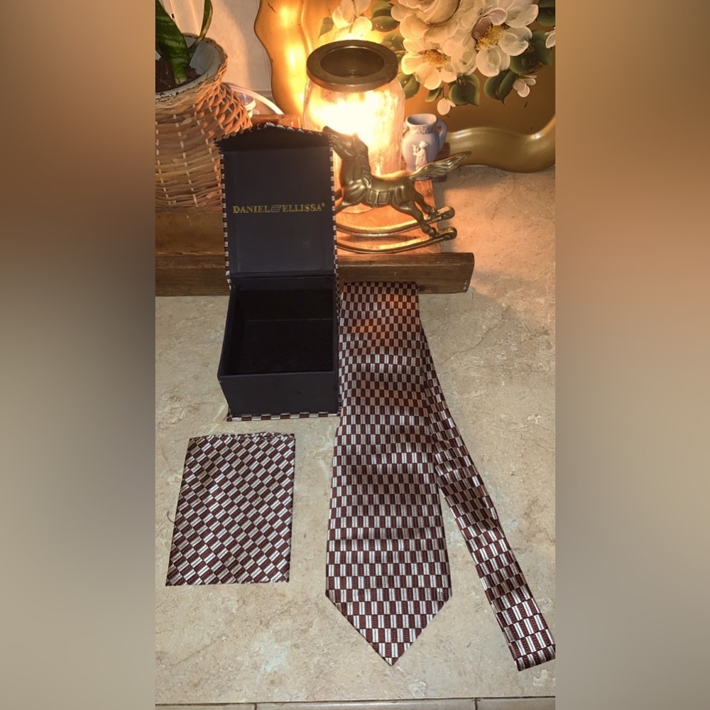 Daniel Elissa vintage tie and cuff pocket new in box. 100% silk!